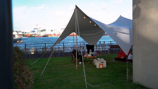 지난 22일 영도 마리노 오토캠핑장에 이용객의 캠핑장비가 설치돼있다. 김태훈 PD