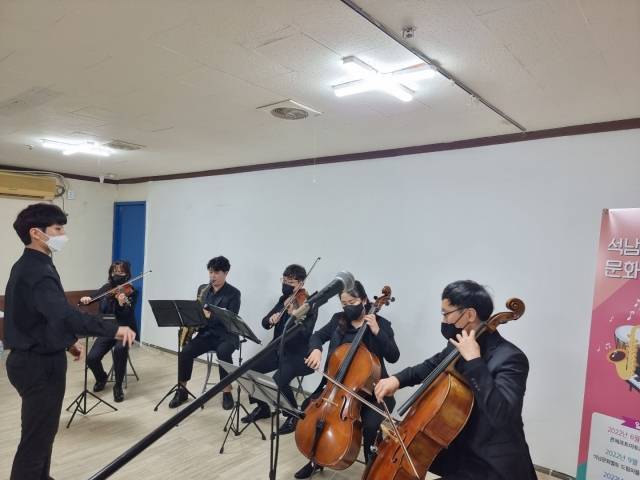 드림피플앙상블(지휘 소현진)이 24일 인천 서구 석남드림피플음악회에서차이코프스키의 헝가리안 댄스를 연주하고 있다. 첼로연주자 한웅희(맨 오른쪽)씨가 오아시스사업의 일환으로 진행된 역량강화교육을 통해 인천시립장애인예술단 훈련생에 뽑힌 것으로 파악됐다. 인천=정창교 기자
