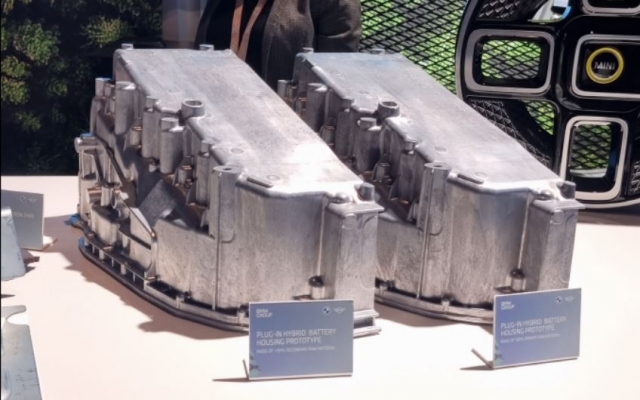 플러그인하이브리드 차량에 탑재하는 배터리 케이스, 왼쪽은 90% 이상 2차 소재를 사용했고 오른쪽은 알루미늄으로 만들었다. 이용상 기자