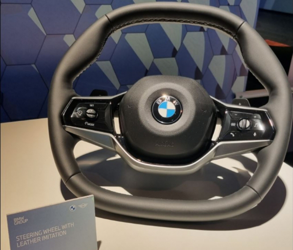 BMW가 지난 15일(현지시간) 독일 뮌헨에 있는 연구혁신센터에서 ’2022 혁신을 통한 지속가능성’ 워크숍을 개최하고 전시한 핸들. 가죽과 유사한 특성의 신소재로 만들었다. 뮌헨=이용상 기자