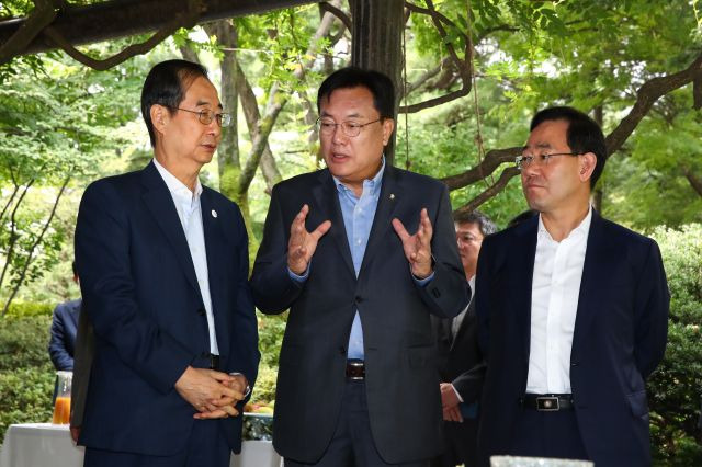 한덕수 국무총리(사진 왼쪽부터)와 국민의힘 정진석 비상대책위원장, 주호영 원내대표가 25일 서울 삼청동 총리공관에서 고위 당정협의회에 앞서 대화하고 있다. 연합뉴스