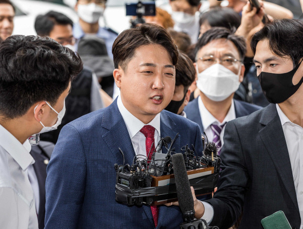 국민의힘 이준석 전 대표가 14일 당 비상대책위원회 효력을 정지해달라며 낸 가처분 신청 사건의 심문에 참석하기 위해 서울 양천구 서울남부지방법원에 도착, 민사51부 법정으로 이동하면서 취재진의 질문을 받고 있다. [김호영 기자]