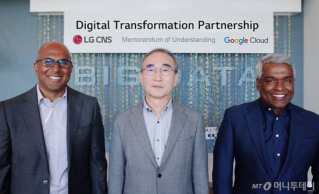 LG CNS 대표이사 김영섭 사장(가운데)과 구글 클라우드 토마스 쿠리안(Thomas Kurian) CEO(오른쪽), 구글 클라우드 우메시 베무리(Umesh Vemuri) 부사장(왼쪽)이 DTP 체결 후 기념촬영을 하고 있다. / 사진제공=LG CNS
