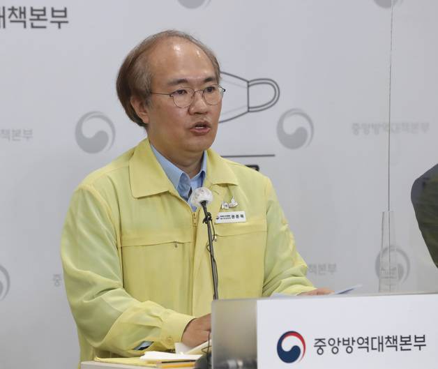 (청주=뉴스1) 김기남 기자 = 권준욱 중앙방역대책본부 제2본부장(국립보건연구원장)이 21일 오전 청주시 흥덕구 오송읍 질병관리청에서 코로나19 항체 양성률 조사 관련 내용을 발표하고 있다. 2022.7.21/뉴스1