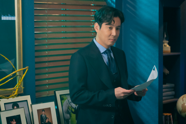 Choi Won-young reveals irreplaceable presenceActor Choi Won-young transformed into Hwang Hyun-do, the chairman of the Conglomerate, who controls the son Taeyong (Lee Jong-Won), in the first and second episodes of MBCs Golden Spoon (playplayed by Yoon Eun-kyung, Kim Eun-hee/directed by Song Hyun-wook and Lee Han-jun), which was broadcast on September 23rd and 24th.On the day of the broadcast, Hyundo was drawn to harshly push the son Taeyong to become a capable successor.The prefecture always warned Taeyong, who did not meet his expectations, that he would do well when he was given the opportunity to prove you, because he would not always be given the opportunity.The cold and authoritative appearance of the prefecture, which does not hesitate to rebuke even the one son, gave the viewer a creep.In addition, it was revealed that Taeyong had deceived the prefecture, and the conflict between the two deepened.The prefecture, which learned that Ascension (Yook Sungjae) had been ghostwriting Taeyongs investment report, questioned him.Taeyong, who felt afraid of the angry eyes of the prefecture, begged for everything, and he ordered the ascension, which was an eye-popping, to be removed, heightening tension.Ascension, which was framed by Taeyongs scheme, was in danger of expulsion, but the two people were changed due to Gold sponge.Ascension, which became a wealthy son, enjoyed the life of Conglomerate for the first time in his life, and the prefecture, which was strange to the attitude of Taeyong, changed from the previous one, instructed the lawyer to do something and predicted that the future of ascension would not be easy.Choi Won-young boldly drew the blood of Lake Wenatchee for money, and he painted the details of the cold-blooded Hwang Hyun-do and increased the immersion of the drama.Even if you create a secret atmosphere with a voice and facial expression that thoroughly controls your emotions, you add the persuasiveness of the character to the subtle change in front of the money.Song Hyun-wook, who directed Goldoon, also said, Unlike Webtoon, Hwang Hyun-do Character in Drama is a Janus character.It needed an Actor with the charm of a simple Conglomerate chairman, not a father, but a hero, and the appropriate Actor was Choi Won-young.I had to admire it while editing (Drama), but I think viewers will admire it the same way if they see it one or two times. 