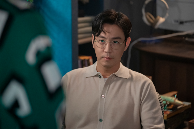 Choi Won-young reveals irreplaceable presenceActor Choi Won-young transformed into Hwang Hyun-do, the chairman of the Conglomerate, who controls the son Taeyong (Lee Jong-Won), in the first and second episodes of MBCs Golden Spoon (playplayed by Yoon Eun-kyung, Kim Eun-hee/directed by Song Hyun-wook and Lee Han-jun), which was broadcast on September 23rd and 24th.On the day of the broadcast, Hyundo was drawn to harshly push the son Taeyong to become a capable successor.The prefecture always warned Taeyong, who did not meet his expectations, that he would do well when he was given the opportunity to prove you, because he would not always be given the opportunity.The cold and authoritative appearance of the prefecture, which does not hesitate to rebuke even the one son, gave the viewer a creep.In addition, it was revealed that Taeyong had deceived the prefecture, and the conflict between the two deepened.The prefecture, which learned that Ascension (Yook Sungjae) had been ghostwriting Taeyongs investment report, questioned him.Taeyong, who felt afraid of the angry eyes of the prefecture, begged for everything, and he ordered the ascension, which was an eye-popping, to be removed, heightening tension.Ascension, which was framed by Taeyongs scheme, was in danger of expulsion, but the two people were changed due to Gold sponge.Ascension, which became a wealthy son, enjoyed the life of Conglomerate for the first time in his life, and the prefecture, which was strange to the attitude of Taeyong, changed from the previous one, instructed the lawyer to do something and predicted that the future of ascension would not be easy.Choi Won-young boldly drew the blood of Lake Wenatchee for money, and he painted the details of the cold-blooded Hwang Hyun-do and increased the immersion of the drama.Even if you create a secret atmosphere with a voice and facial expression that thoroughly controls your emotions, you add the persuasiveness of the character to the subtle change in front of the money.Song Hyun-wook, who directed Goldoon, also said, Unlike Webtoon, Hwang Hyun-do Character in Drama is a Janus character.It needed an Actor with the charm of a simple Conglomerate chairman, not a father, but a hero, and the appropriate Actor was Choi Won-young.I had to admire it while editing (Drama), but I think viewers will admire it the same way if they see it one or two times. 