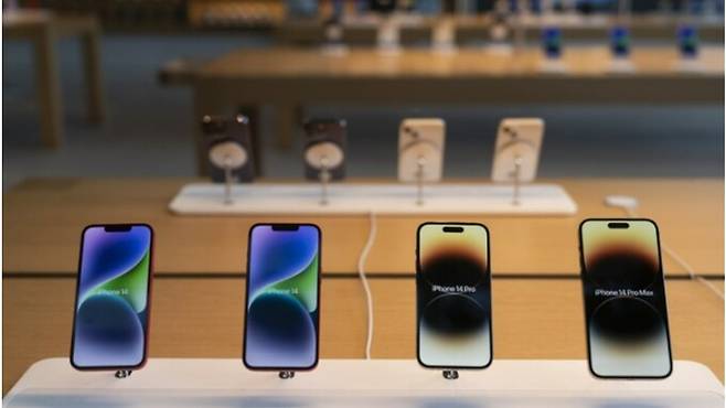 미국 로스앤젤레스의 더 그로브에 있는 애플스토어에 ‘아이폰14’ 시리즈가 전시되어 있다. 로스앤젤레스=AP뉴시스
