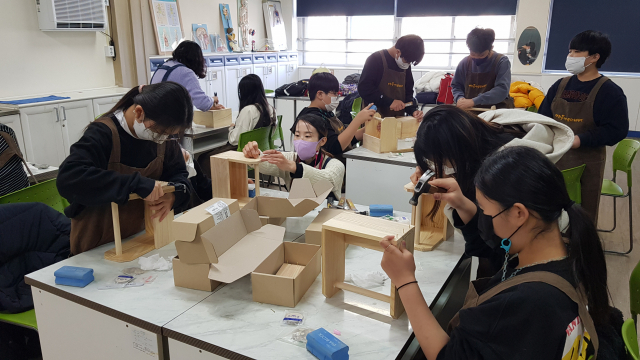 대전 노은초등학교 학생들이 지난해 운영된 목재체험교실에서 나무로 다양한 제품을 만들고 있다. 사진제공=산림청