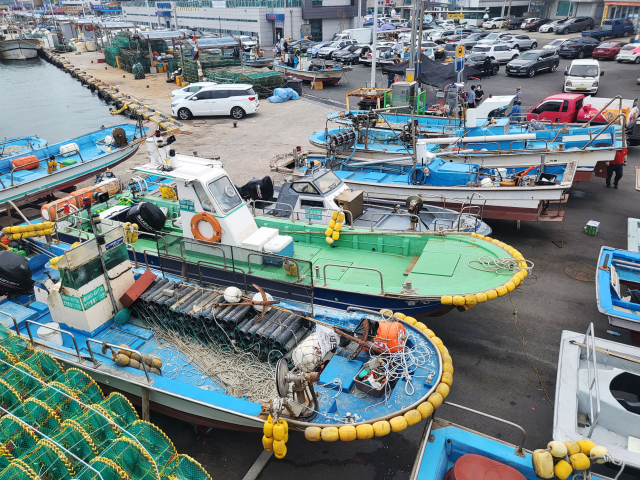 지난 18일 울산 정자항 인근에 태풍 난마돌에 대비해 어선들이 도로에 대피해 있다. 연합뉴스