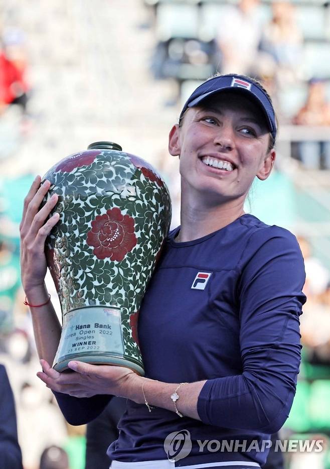 WTA 하나은행 코리아오픈 단식 우승한 알렉산드로바 (서울=연합뉴스) 한종찬 기자 = 에카테리나 알렉산드로바(24위·러시아)가 25일 오후 서울 송파구 올림픽공원 테니스경기장에서 열린 여자프로테니스(WTA) 투어 하나은행 코리아오픈 단식 결승 옐레나 오스타펜코(19위·라트비아)와의 경기에서 우승 후 트로피를 들고 기념 촬영하고 있다. 2022.9.25 saba@yna.co.kr