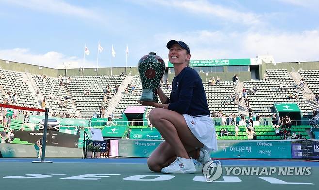 '우승자는 나야 나' (서울=연합뉴스) 한종찬 기자 = 에카테리나 알렉산드로바(24위·러시아)가 25일 오후 서울 송파구 올림픽공원 테니스경기장에서 열린 여자프로테니스(WTA) 투어 하나은행 코리아오픈 단식 결승 옐레나 오스타펜코(19위·라트비아)와의 경기에서 우승 후 트로피를 들고 포즈를 취하고 있다. 2022.9.25 saba@yna.co.kr