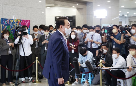 윤석열 대통령이 26일 서울 용산 대통령실 청사로 출근하며 취재진 질문에 답변한 후 집무실로 향하고 있다. 사진=뉴시스