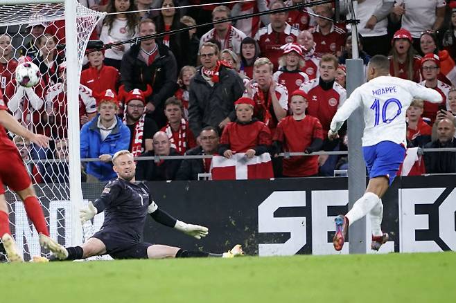 프랑스 공격수 킬리앙 음바페가 슈팅을 때렸지만 덴마크 골키퍼 카스페르 슈마이켈이 이를 막아내고 있다. 사진=AP PHOTO