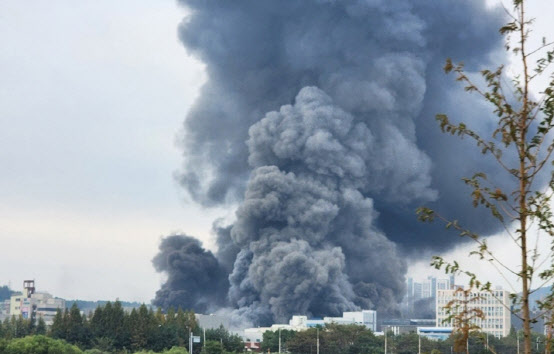26일 오전 7시 45분께 대전 유성구 용산동 한 대형 아울렛에서 불이 나 검은 연기가 치솟고 있다. (사진=연합뉴스)