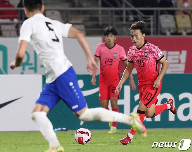 26일 오후 경기 화성시 화성종합경기타운 주경기장에서 열린 올림픽 축구 국가대표팀 친선전 대한민국과 우즈베키스탄의 경기에서 고영준이 돌파하고 있다. 2022.9.26/뉴스1 ⓒ News1 김영운 기자