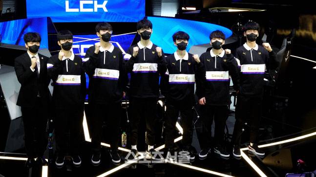 고동빈 감독을 비롯해 젠지 선수단이 지난 22일 서울 종로구에 위치한 롤 파크에서 열린 공식 기자회견을 마친 후 기념촬영을 하고 있다. &nbsp;종로=박경호 기자 park5544@sportsseoul.com