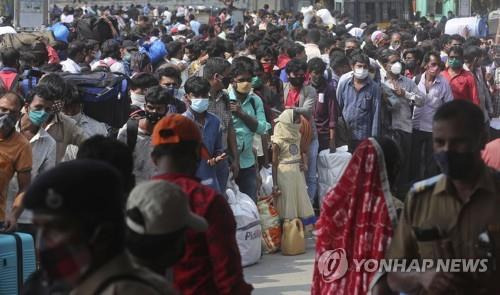 인도 여성의 의문사에 리시케시 주민들이 시위가 이어지고 있다. 사진은 자료 사진으로, 인도 뭄바이의 기차역에서 줄 서 있는 주민 [이미지출처=연합뉴스]