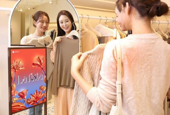 롯데백화점 본점에서 고객들이 가을 여성 의류를 살펴보고 있다.