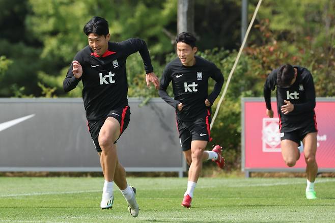 남자 축구대표팀의 손흥민과 황의조(오른쪽), 손준호(가운데)가 카메룬과의 평가전을 하루 앞둔 26일 오전 경기도 파주 NFC(국가대표트레이닝센터)에서 진행된 훈련에서 전력질주를 하며 호흡을 끌어올리고 있다./연합뉴스