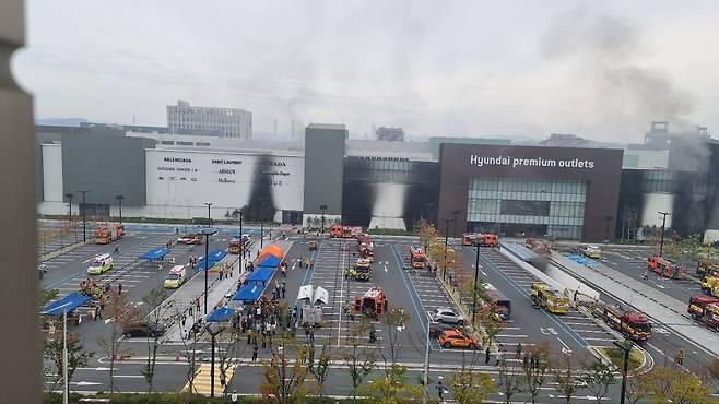 26일 오전 대전 유성구 한 대형 아웃렛에서 불이나 아웃렛 건물 앞 주차장에 소방차들이 모여있다. /연합뉴스