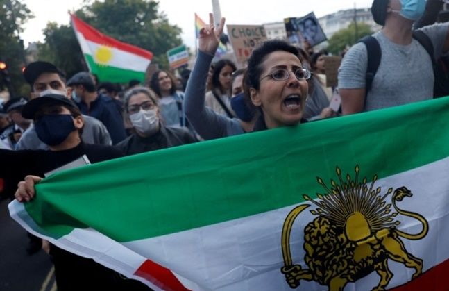 25일(현지시간) 영국 런던에서 시민들이 이란 정부를 규탄하는 연대시위를 벌이고 있다.ⓒ로이터/연합뉴스
