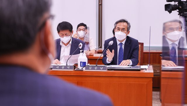 서울 여의도 국회에서 열린 농림축산식품해양수산위원회 전체회의에서 김승남 더불어민주당 간사가 이양수 국민의힘 간사의 양곡관리법 일부개정법률안 관련 항의에 대해 답변하고 있다. 2022.09.26. 사진공동취재단