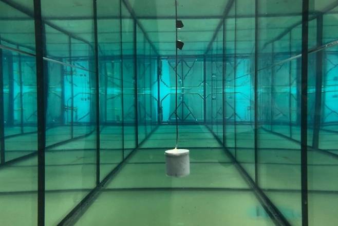 미국 매사추세츠공대(MIT) 연구팀이 만든 배터리 없이 구동되는 수중 카메라의 모습. MIT 제공