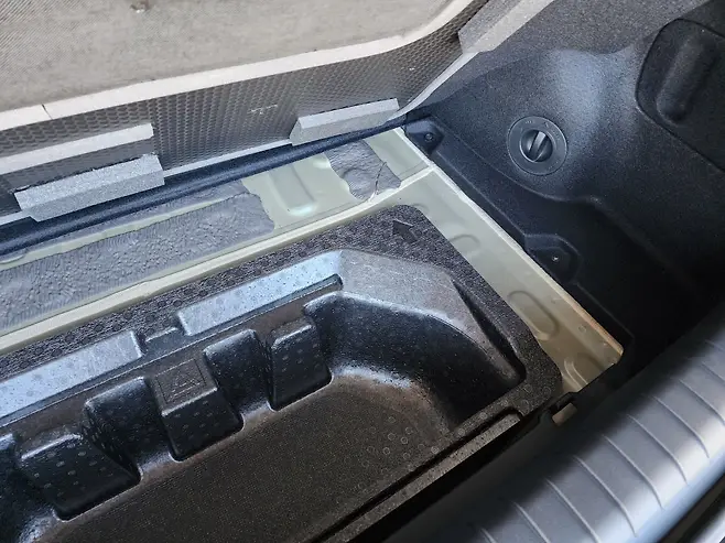 아이오닉6 트렁크 하단