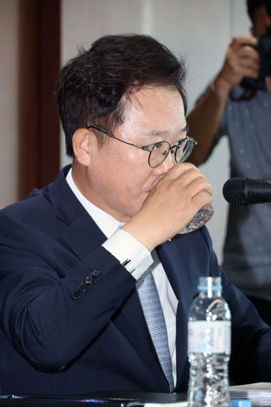 KDB산업은행 강석훈 회장이 대우조선해양을 한화그룹에 매각하는 것에 관해 26일 오후 서울 영등포구 KDB산업은행 본점에서 기자간담회를 가진 후 물을 마시고 있다. 사진=서동일 기자