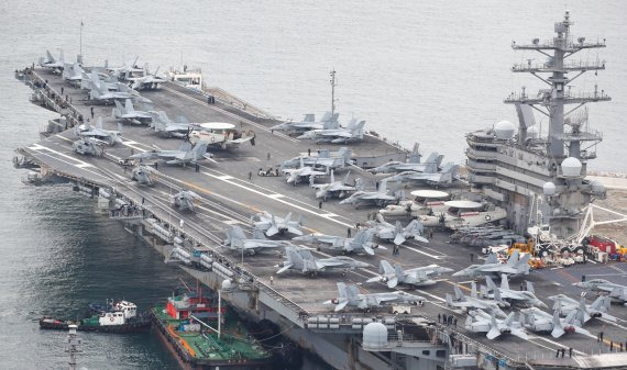 핵추진 항공모함 로널드 레이건함(CVN-76). 길이 333m, 폭 77m, 높이 63m이며 면적 축구장 3배 크기인 1만8210㎡다. 최대 속력 30노트(시속 56㎞)다. 함재기 운용 요원을 포함 총 5500여명 탑승. 2기의 원자로를 탑재, 1차례 연료를 채우면 20년 동안 연료를 재공급하지 않고도 운항할 수 있다. F/A-18 '슈퍼호넷' 전투기와 E-2D '호크아이' 조기경보기, EA-18G '그라울러' 전자전기, MH-60R 해상작전헬기 등 총 80여대의 함재기가 탑재된다. 한미 연합 해상 훈련 첫날인 26일 미 해군의 이 한미 연합 해상 훈련을 위해 출항 준비를 하고 있다. 사진=뉴스1