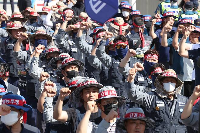 전국금속노동조합·조선업종노조연대 조합원들이 26일 오후 서울 용산구 전쟁기념관 앞에서 열린 ‘조선노동자 살리기 투쟁 승리 결의대회'에서 구호를 외치고 있다. 연합뉴스