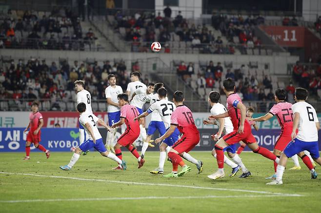 대한민국 올림픽 축구대표팀과 우즈베키스탄의 친선경기가 열린 26일 저녁 경기 화성종합경기타운 주경기장에서 후반전 프리킥을 찬 조현택의 볼을 선수들이 지켜보고 있다. 김혜윤 기자