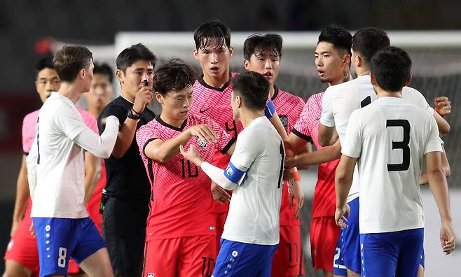 26일 경기도 화성종합경기타운 주 경기장에서 열린 올림픽 축구 대표팀 평가전 한국과 우즈베키스탄의 경기에서 오현규가 파울을 당한 뒤 양팀 선수들이 신경전을 벌이고 있다. 김혜윤 기자