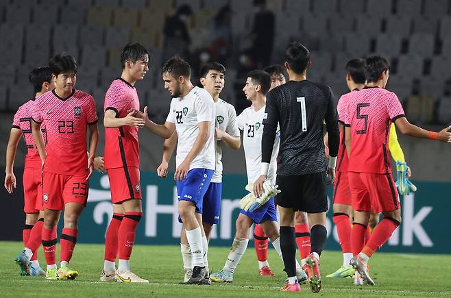 26일 경기도 화성종합경기타운 주 경기장에서 열린 올림픽 축구대표팀 평가전 한국과 우즈베키스탄의 경기에서 1대1로 경기를 마친 양 팀 선수들이 인사하고 있다. 연합뉴스