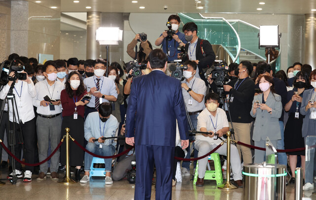 영국ㆍ미국ㆍ캐나다 순방을 마치고 귀국한 윤석열 대통령이 26일 오전 서울 용산 대통령실 청사로 출근하면서 기자들과 질의응답을 하고 있다. 대통령실사진기자단