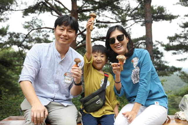 지난 2019년 양양송이축제장을 찾은 가족이 즐거운 시간을 보내고 있다. 3년 만에 다시 열리는 송이축제는 30일부터 사흘간 남대천 둔치 및 양양전통시장에서 열린다. 양양군 제공