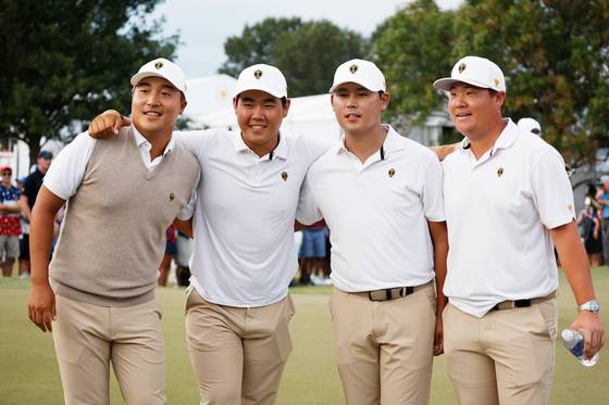 CHARLOTTE, NORTH CAROLINA - SEPTEMBER 24: (L-R) K.H. Lee of South Korea, Tom Kim of South Korea, Si Woo Kim of South Korea and Sungjae Im of South Korea and the International Team pose for a photo after winning the day during Saturday afternoon four-ball matches on day three of the 2022 Presidents Cup at Quail Hollow Country Club on September 24, 2022 in Charlotte, North Carolina. Jared C. Tilton/Getty Images/AFP 〈저작권자(c) 연합뉴스, 무단 전재-재배포 금지〉
