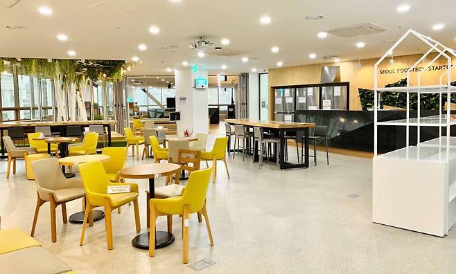 서울먹거리창업센터 입구에 위치한 오픈키친 모습, 출처: IT동아