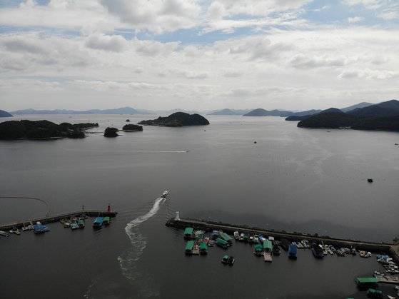 하늘에서 본 진해만의 모습. 천권필 기자