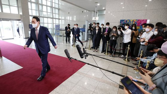 윤석열 대통령이 순방 기간 비속어 논란에 대해 유감 표명 없이 "사실과 다른 보도"라며 역공을 펼쳤다. 사진은 26일 도어스테핑 뒤 집무실로 향하는 윤 대통령의 모습. 연합뉴스