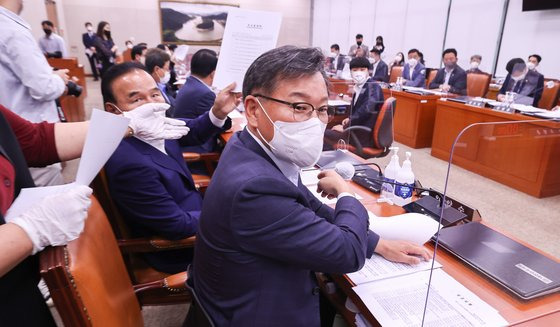 26일 서울 여의도 국회에서 열린 농림축산식품해양수산위원회 전체회의에서 이양수 국민의힘 간사가 양곡관리법 일부개정법률안과 관련해 여야 합의가 되어있지 않은 것에 대해 항의를 하며 의사일정안을 수거해 갈 것을 요청하고 있다. 김경록 기자