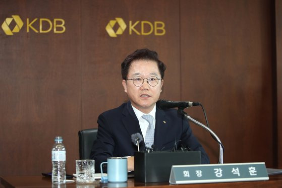 26일 서울 여의도 KDB산업은행 본점에서 대우조선해양 매각 관련 설명을 하고 있는 강석훈 산업은행 회장. 산업은행.