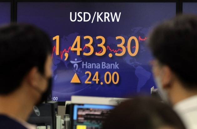 26일 서울 을지로 하나은행 딜링룸 전광판에 원달러환율이 표시되고 있다. 이날 원달러 환율은 9.7원 오른 1,419.0원에 개장했다./ 연합뉴스