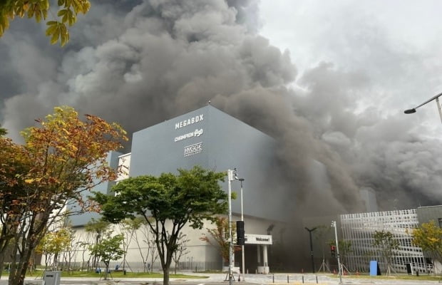 26일 오전 대전 현대아울렛에서 불이나 8명의 사상자가 발생했다. 사진은 화재 초기 검은 연기가 치솟는 모습. /사진=연합뉴스