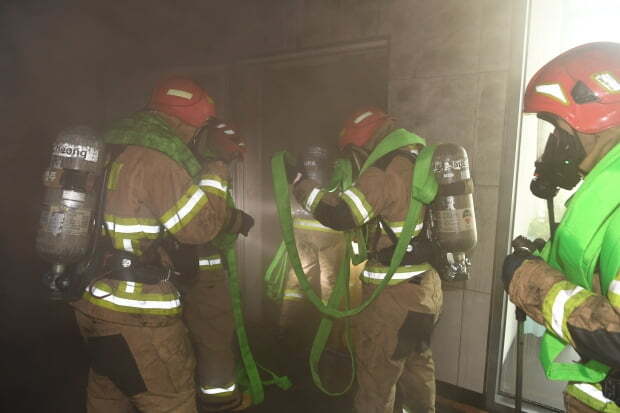 대전 유성구 현대프리미엄아울렛 화재 현장에서 구조대원들이 인명 수색을 위해 지하층으로 진입하고 있다. 사진=연합뉴스