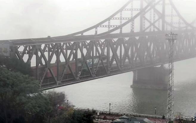 압록강 건너는 중국발 화물열차 중국 랴오닝성 단둥을 출발한 화물열차가 26일 북한 신의주로 가는 중조우의교를 지나가고 있다. 단둥 | 연합뉴스