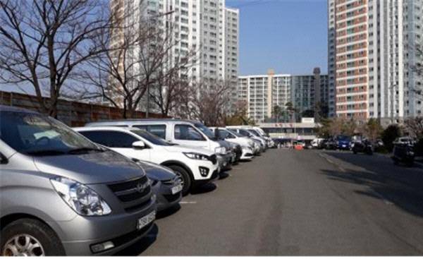 민락매립지 공영주차장에 차량이 주차돼 있다. 국제신문 DB