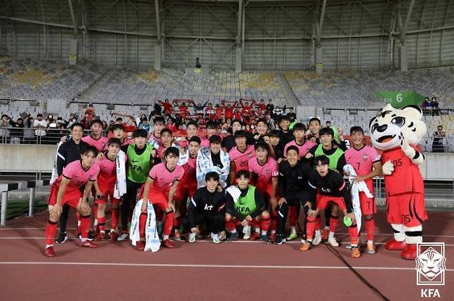 경기가 끝난 뒤 기념 사진을 찍은 올림픽 대표팀 선수단.   대한축구협회(KFA)