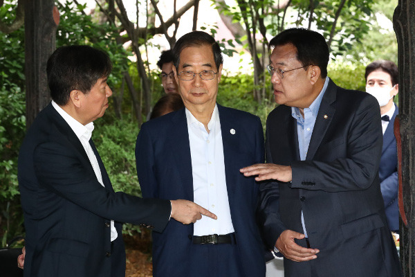 김대기 대통령 비서실장과 한덕수 국무총리, 정진석 국민의힘 비상대책위원장(왼쪽부터)이 25일 서울 삼청동 총리 공관에서 고위 당정 협의회를 열기 전 대화하고 있다. 당정은 고위 당정 협의회를 격주로 정례 개최하기로 했다. 국회사진기자단