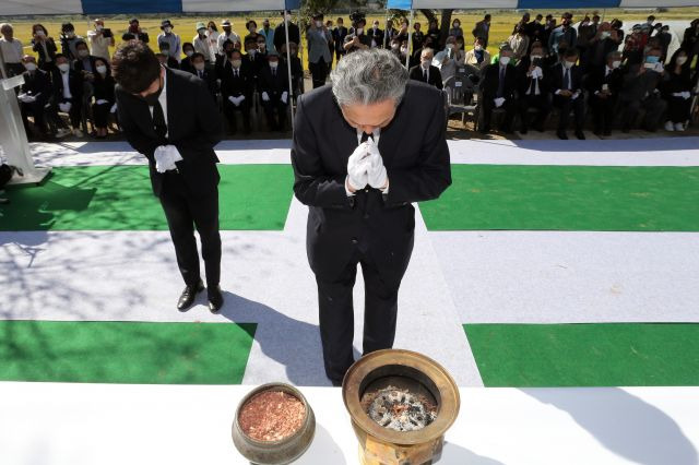 하토야마 유키오 전 일본 총리가 24일 오전 전남 진도군 고군면 왜덕산 위령제에 참석해 분향하고 있다. 왜덕산에는 1597년 울돌목에서 벌어진 명량해전 때 목숨을 잃은 왜군 수군들의 무덤이 있다. 연합뉴스